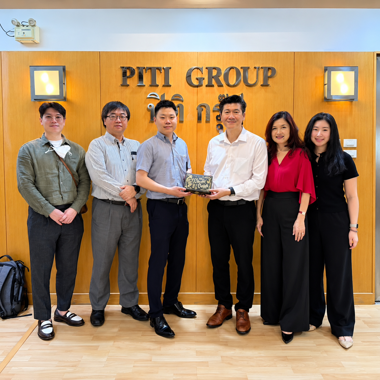 General Manager จากประเทศญี่ปุน และ UTIC UTIC จำหน่ายอุปกรณ์ไฟฟ้า อุปรกรณ์ไฟฟ้าอุตสหกรรม ไฟฟ้าโรงงาน